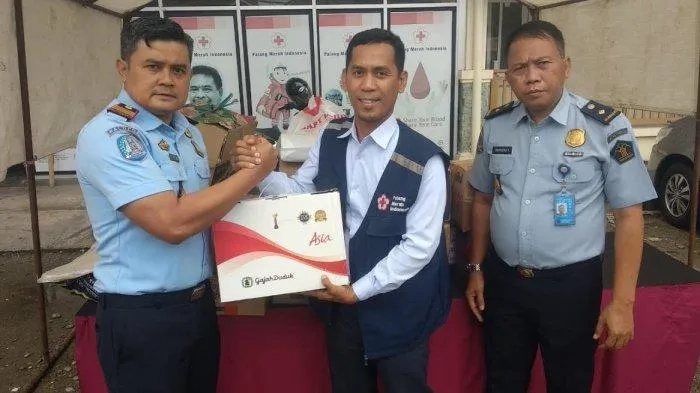 Imigrasi Palopo Ikut Bantu Korban Banjir dan Longsor di Sulsel