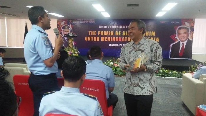 Aqua Dwipayana Bagikan Cara Tingkatkan Kemampuan Komunikasi Kepada Ratusan Pegawai Imigrasi