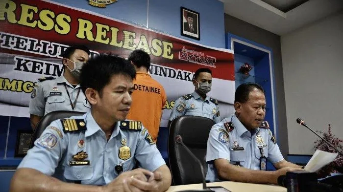 Imigrasi Makassar Deportasi WNA China Penjual Obat Kuat