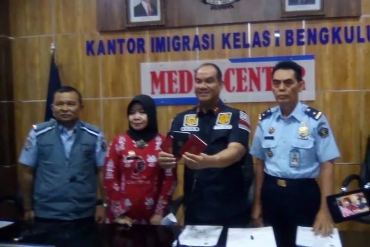 Cari Kupu-kupu Tanpa Izin di Bengkulu, 3 Warga Jepang Diamankan Petugas Imigrasi