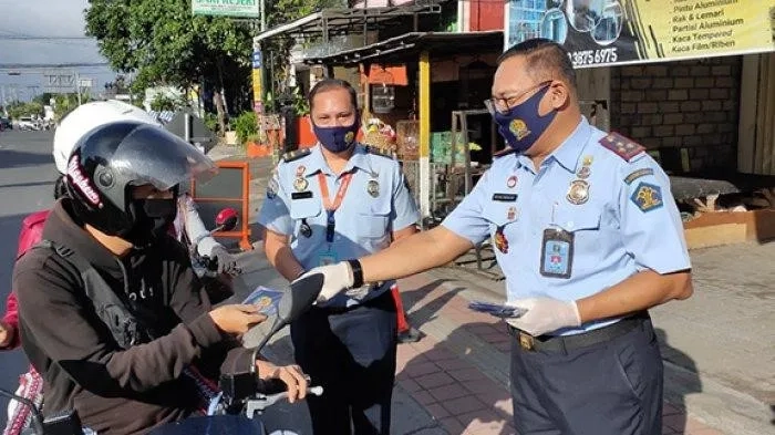 Kantor Imigrasi Kelas I TPI Denpasar Bagi-bagi masker di Pasar Sanglah & Pos PKM Pesanggaran