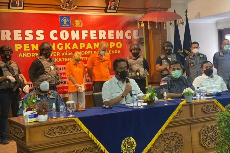 Buronan Interpol Polri Bersama Imigrasi Bekuk Andrew Ayer Bersama Pacarnya