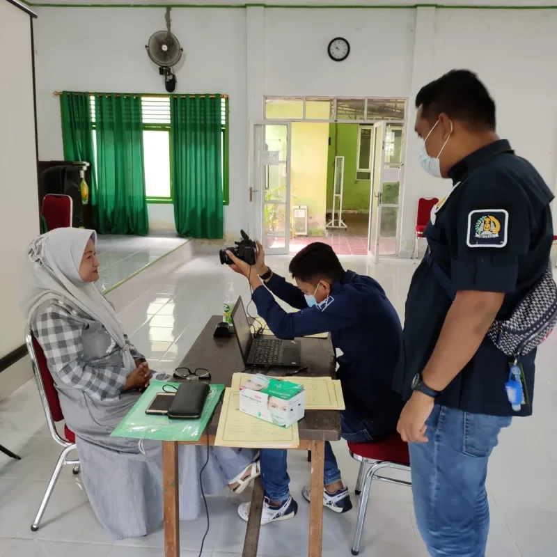 Petugas Imigrasi Baubau Tempuh 5 Jam Jalur Darat dan Laut untuk Layani Warga Muna