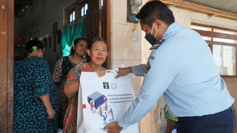 Pegawai Kantor Imigrasi Kediri Sisihkan Sebagian Gaji untuk Bantu Masyarakat Terdampak Covid 19