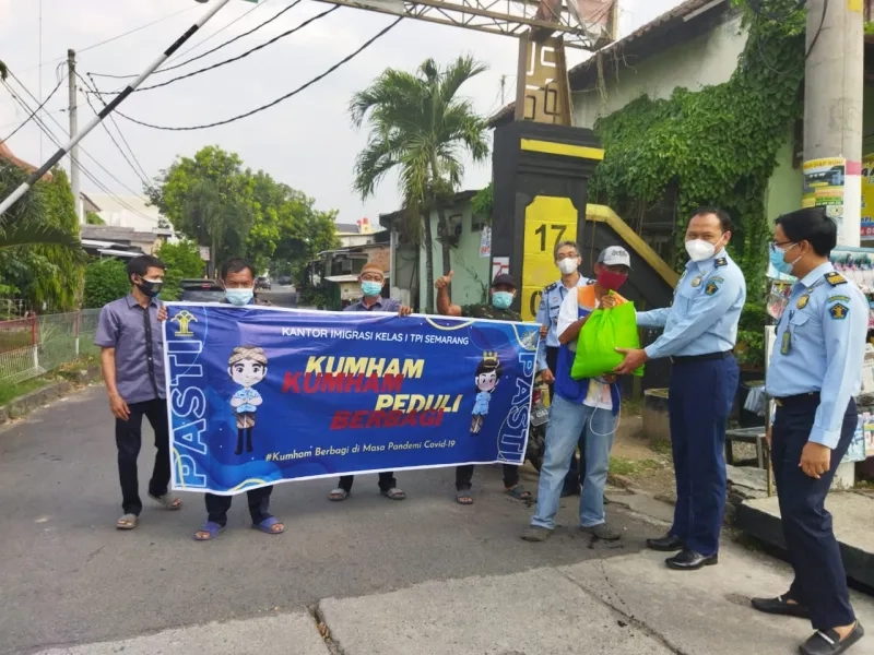 Kanim Semarang Membagikan Sembako untuk Warga yang Membutuhkan