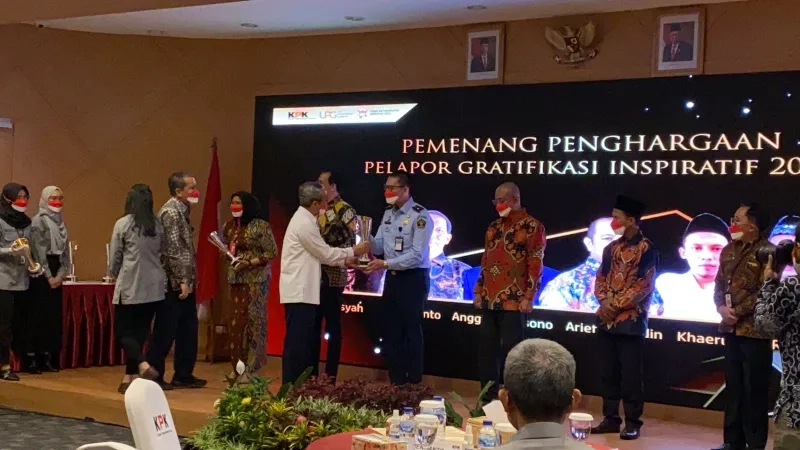 Staf Teknis Imigrasi KJRI Jeddah Terima Penghargaan Pelapor Gratifikasi Inspiratif 2021