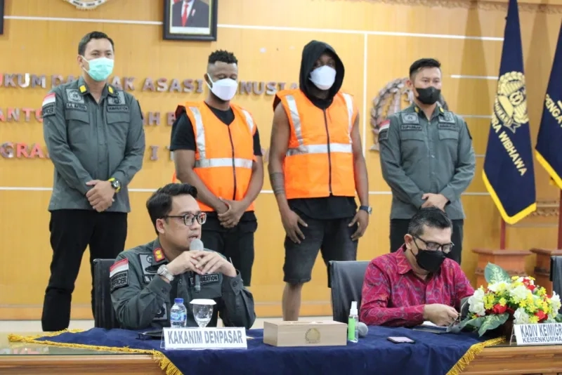 Imigrasi Denpasar Amankan 2 WNA Pelaku Penipuan yang Overstay Ribuan Hari