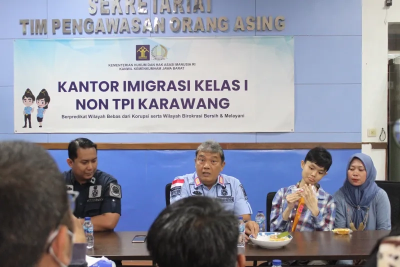 Imigrasi Karawang Dampingi Kepulangan WN Taiwan yang Dirawat Mantan TKW