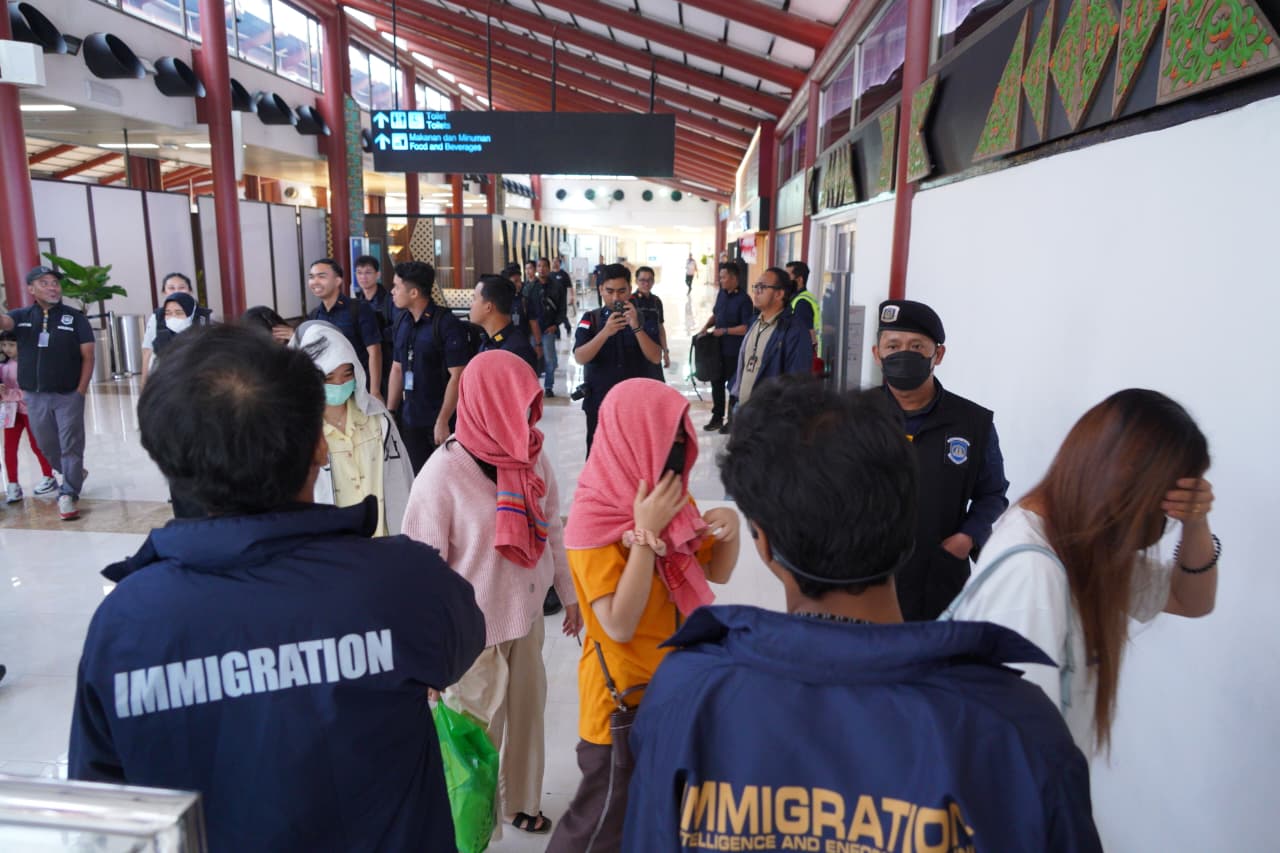 Imigrasi Deportasi 25 WN Vietnam Pelanggar Izin Tinggal 